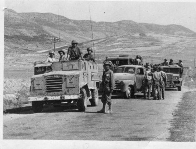 Comboio de tropas israelenses envolvidas em operações militares de expulsão de palestinos. Imagem encontrada no acervo de Rafi Kotzer (Instituto Akevot)