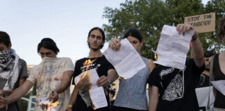 Nesta quinta, 12 de março, evento no SJSP promove conversa online com jovens que se recusam a prestar serviço militar em Israel Jovens israelenses queimam seus avisos de convocação militar em protesto contra o genocídio em Gaza - Tel Aviv, 15/7/2025 (foto: Oren Ziv)