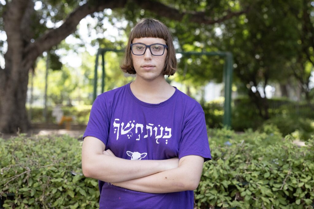 Yona Roseman, no dia em que declarou a recusa em se alistar no Exército, em frente ao escritório de recrutamento em Haifa, em 17/8/2025 (foto: Oren Ziv)