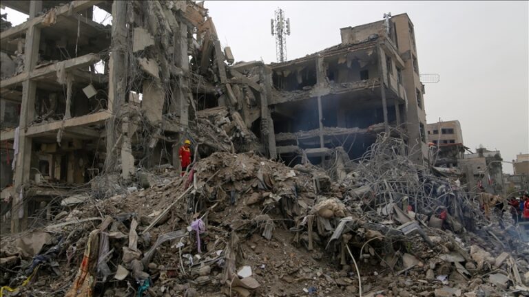 Prédio destruído em Teerã por bombardeios cometidos pela aliança EUA-Israel (foto: Agência Anadolu)