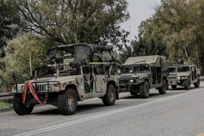 Veículos militares israelense posicionados próximo à fronteira com o Líbano, no norte de Israel, em 14 de março de 2026 (foto: Tsafrir Abayov – Agência Anadolu)