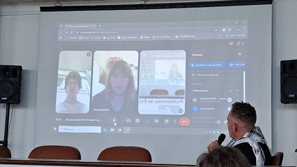 Na tela, Yuval (à esquerda) e Yona (no centro) em diálogo online com o tradutor
