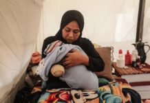 “Uma semana na Palestina: colonos israelenses matam impunemente, soldados israelenses estupram impunemente” Samah Afane, que perdeu a mão direita e sofreu graves ferimentos no pé em ataques israelenses em Gaza, alimenta filho recém-nascido em 24/1/2026 (foto: Moiz Salhi/Anadolu)