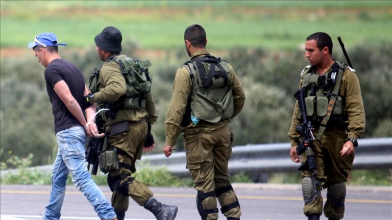 Militares israelenses conduzem prisioneiro palestino (foto: Agência Anadolu - arquivo, sem data)