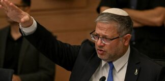 Israel ignora protestos internacionais e aprova pena de morte exclusivamente para palestinos Ministro israelense Ben-Gvir, líder da extrema-direita sionista, ostenta na lapela um broche de forca em alusão à nova lei (foto: Guardian)