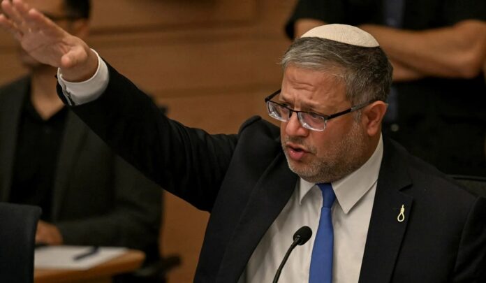 Ministro israelense Ben-Gvir, líder da extrema-direita sionista, ostenta na lapela um broche de forca em alusão à nova lei (foto: Guardian)