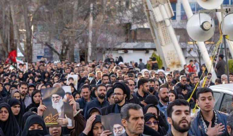A Sociedade do Crescente Vermelho Iraniano (IRCS) afirma que pelo menos 555 civis foram mortos em ataques conjuntos EUA-Israel em todo o país desde o início da agressão.RS/via Fotos Publicas