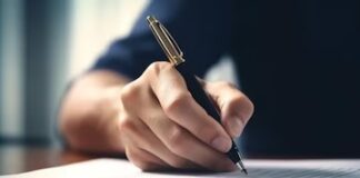 Convenção Coletiva de Trabalho de jornalistas em Rádio e Televisão é assinada uma-pessoa-assinando-um-documento-com-uma-caneta_875337-105