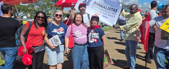 Representantes do Sindicato dos Jornalistas de SP integraram a Marcha da Classe Trabalhadora em Brasília. realizada hoje (15). foto: Roberto Parizotti