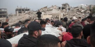 Israel continua a atacar, mata dezenas de civis em Gaza e no Líbano e efetua prisões e demolições de casas na Cisjordânia Palestinos que perderam familiares em ataque israelense durante o funeral realizado em frente às suas casas no bairro de Rimal, em Gaza, em 15 de abril (foto de Abdalhkem Abu Riash/Anadolu)