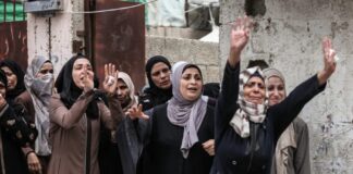 As “big techs” estão impulsionando a máquina de guerra de IA de Israel Familiares durante funeral de dois palestinos assasinados em ataque israelense ao campo de refugiados de Bureij, em Deir al Balah, Gaza, em 20/4/2026 (foto: Moiz Salhi – Agência Anadolu)