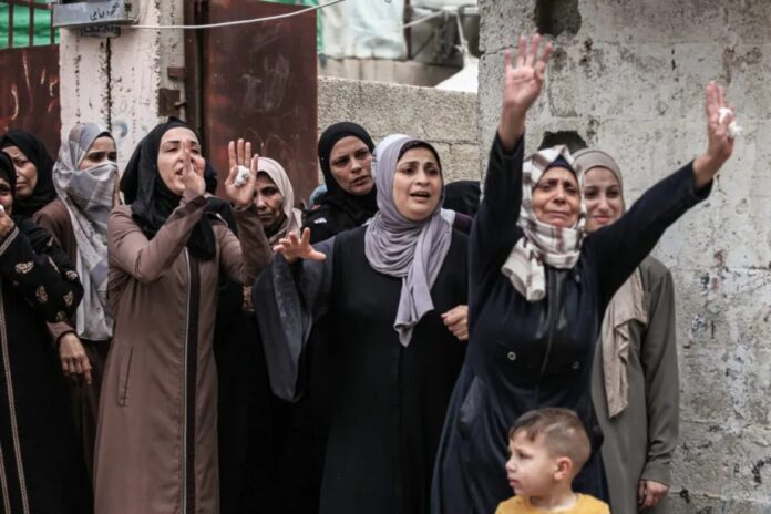 Familiares durante funeral de dois palestinos assasinados em ataque israelense ao campo de refugiados de Bureij, em Deir al Balah, Gaza, em 20/4/2026 (foto: Moiz Salhi – Agência Anadolu)