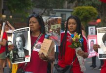 “Caminhada do Silêncio” reuniu familiares de vítimas da Ditadura Militar e de crimes posteriores cometidos pela Polícia Militar; SJSP participou da manifestação Manifestantes exibem cartazes com imagens de Ana Rosa Kucinski e Sonia Maria Moraes Angel, assassinadas pela Ditadura Militar