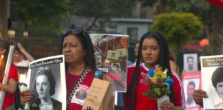 “Caminhada do Silêncio” reuniu familiares de vítimas da Ditadura Militar e de crimes posteriores cometidos pela Polícia Militar; SJSP participou da manifestação Manifestantes exibem cartazes com imagens de Ana Rosa Kucinski e Sonia Maria Moraes Angel, assassinadas pela Ditadura Militar