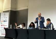 FENAJ discute organização sindical da juventude jornalista em mesa do 100º Congresso da FIJ Foto: Reprodução