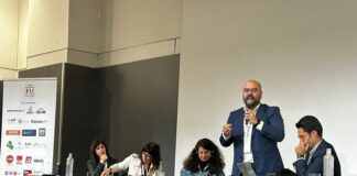 FENAJ discute organização sindical da juventude jornalista em mesa do 100º Congresso da FIJ Foto: Reprodução
