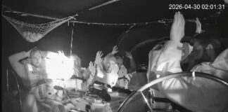 “Fui espancado e sequestrado por soldados israelenses quando eles interceptaram ilegalmente a Global Sumud Flotilha” Imagem captada pela câmera de uma das embarcações da GSF registra momento da abordagem da Marinha de Israel