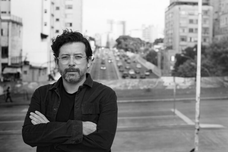 Escritor e cineasta João Paulo Cuenca, alvo de assédio judicial por parte da Igreja Universal (foto: Sempre Um Papo/Reprodução)