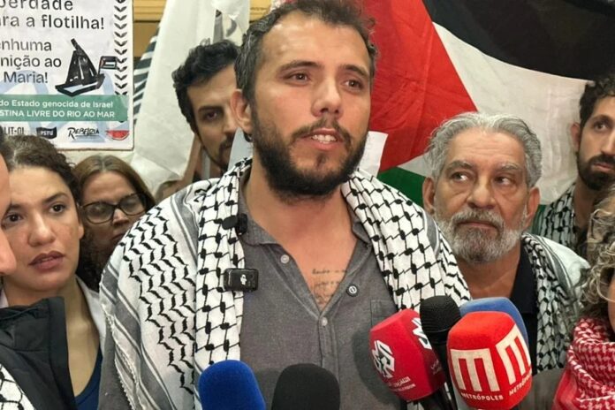 Thiago Ávila fala a jornalistas após desembarcar em Guarulhos (foto:Júlia Gandra/Metrópoles)