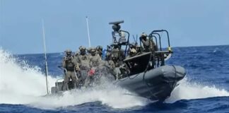 Três brasileiras entre mais de 400 ativistas sequestrados por Israel em novo ataque ilegal à Global Sumud Flotilha; irmã da presidente da Irlanda é prisioneira da Marinha israelense Lancha da Marinha de Israel preparando-se para abordar embarcação da Global Sumud Flotilha em 18 de maio (captura de câmera/Al Jazeera)