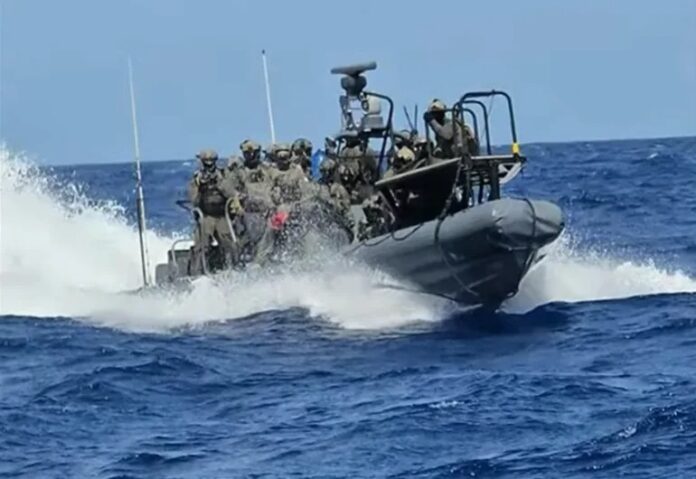 Lancha da Marinha de Israel preparando-se para abordar embarcação da Global Sumud Flotilha em 18 de maio (captura de câmera/Al Jazeera)
