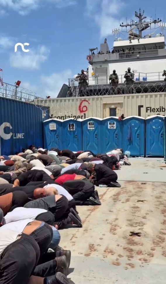 Ativistas da Global Sumud Flotilha humilhados por Ben Gvir em navio-prisão (captura de vídeo com leve retoque)