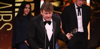 Academia Britânica de Cinema premia “Médicos sob ataque”, documentário sobre Gaza censurado pela BBC que revela atrocidades cometidas por Israel Produtor do documentário, Ben De Pear questiona a BBC ao receber o Bafta (foto: Jeff Spicer)