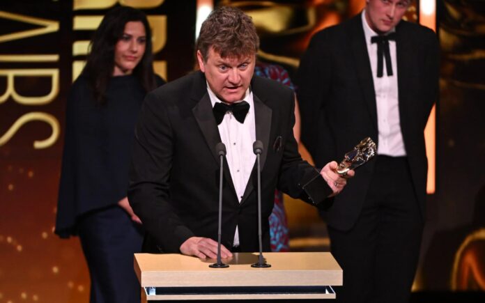 Produtor do documentário, Ben De Pear questiona a BBC ao receber o Bafta (foto: Jeff Spicer)