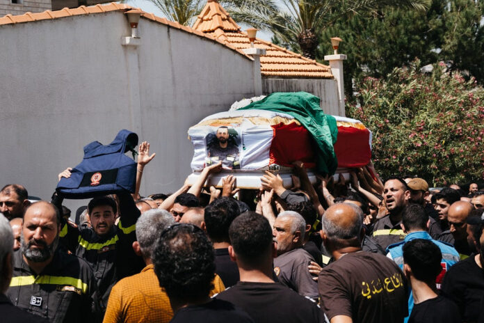 Funeral do paramédico Hussein Jaber, assassinado por Israel em 12 de maio ao lado do colega Ahmad Noura, em Nabatieh, no Líbano (foto: Katrine Dige Houmøller)