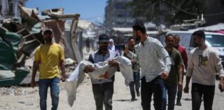 Israel divide fisicamente Gaza com mais de 25 quilômetros de barreiras de terra Funeral de dois palestinos assassinados por Israel em ataque aéreo ao campo de refugiados de Jabaliya, em Gaza, em 24 de maio (foto: Saeed M. M. T. Jaras - Agência Anadolu)