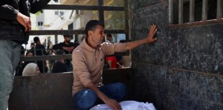 Israel mata 16 pessoas em Gaza nas últimas horas, e total de palestinos assassinados por ataques israelenses durante “cessar-fogo” já supera 900 Palestino chora a morte de moradores de Gaza assassinados por Israel em 28 de maio (foto: Majdi Fathi/NurPhoto)