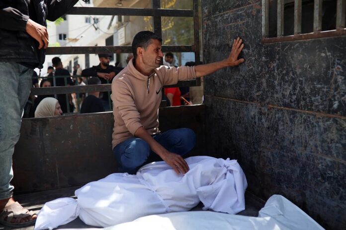 Palestino chora a morte de moradores de Gaza assassinados por Israel em 28 de maio (foto: Majdi Fathi/NurPhoto)