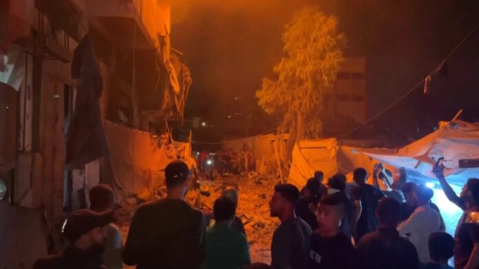 Vizinhos observam destroços após ataque israelense que matou dez pessoas em Gaza em 27 de maio, entre elas cinco menores de idade (foto: reprodução)