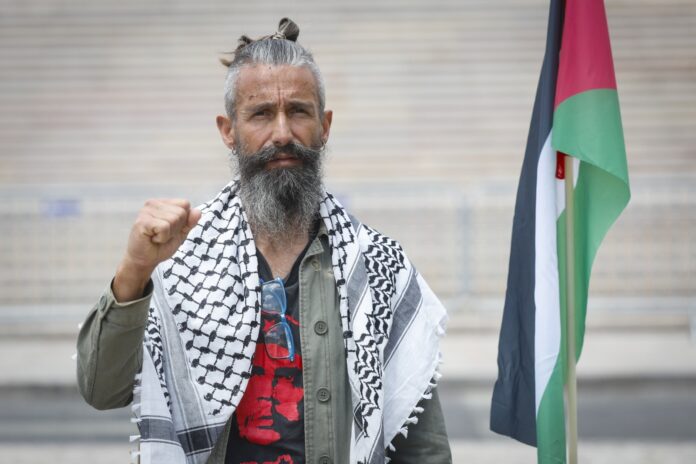 Ativista português Nuno Gomes, da Global Sumud Flotilha, denunciou ter sido torturado por Israel (foto: Antonio Pedro Santos/Lusa)