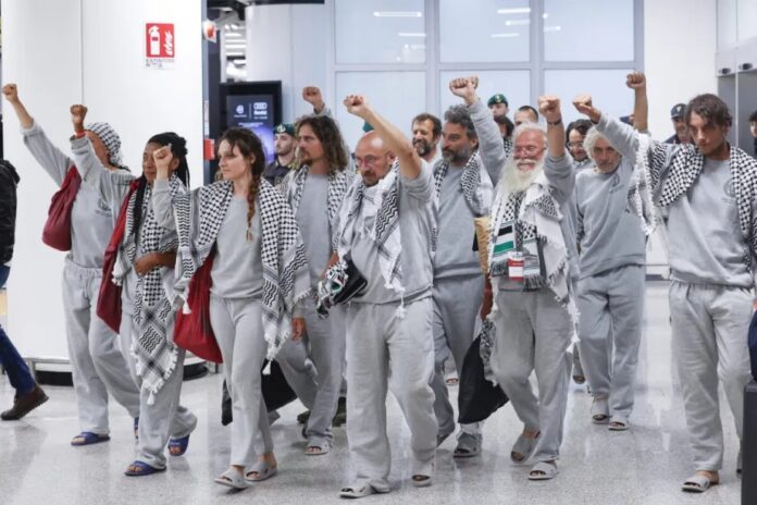 Depois de libertados, ativistas da Sumud Flotilha sequestrados por Israel chegam a Roma, procedentes de Istambul, em 21 de maio (foto: Riccardo de Lucca/Agência Anadolu)