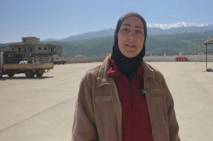 Nasreen Abd Elaal em frente à escola transformada em abrigo em Marj al-Zuhoor, em 8 de maio de 2026 (foto: Osama Rkieh)