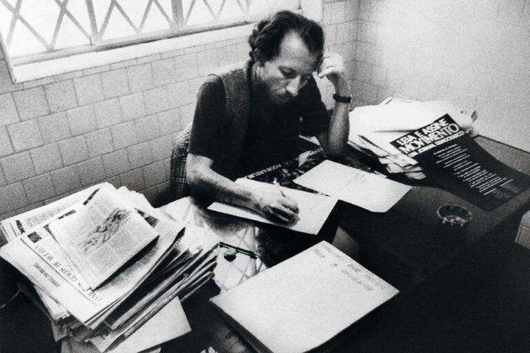 Raimundo Pereira na redação do Movimento, em São Paulo. Crédito: Acervo Pessoal de Raimundo Pereira.