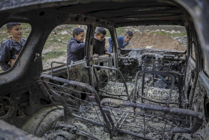 Carro de moradores palestinos incendiado por colonos em 30 de março de 2026 (foto: Wisam Hashlamoun/Flash90)