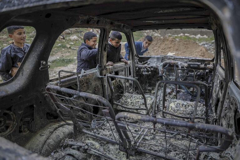 Carro de moradores palestinos incendiado por colonos em 30 de março de 2026 (foto: Wisam Hashlamoun/Flash90)