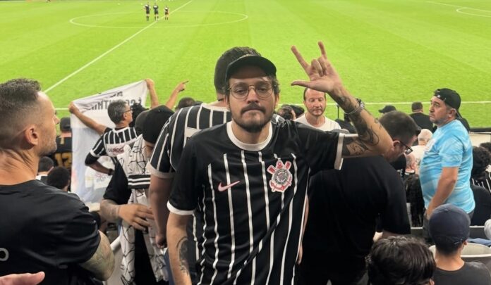 Thiago com sua camiseta predileta