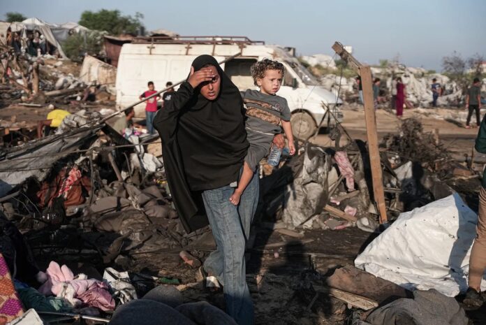 Destruição generalizada após ataque israelense a tendas que abrigavam palestinos deslocados na área de Al-Mawasi, a oeste de Khan Younis, em 30 de junho de 2026 (foto: Mahmoud Bassam/Anadolu)