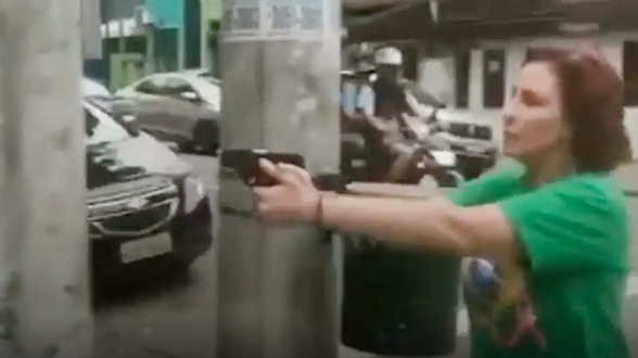 Carla Zambelli persegue jornalistas com arma de fogo