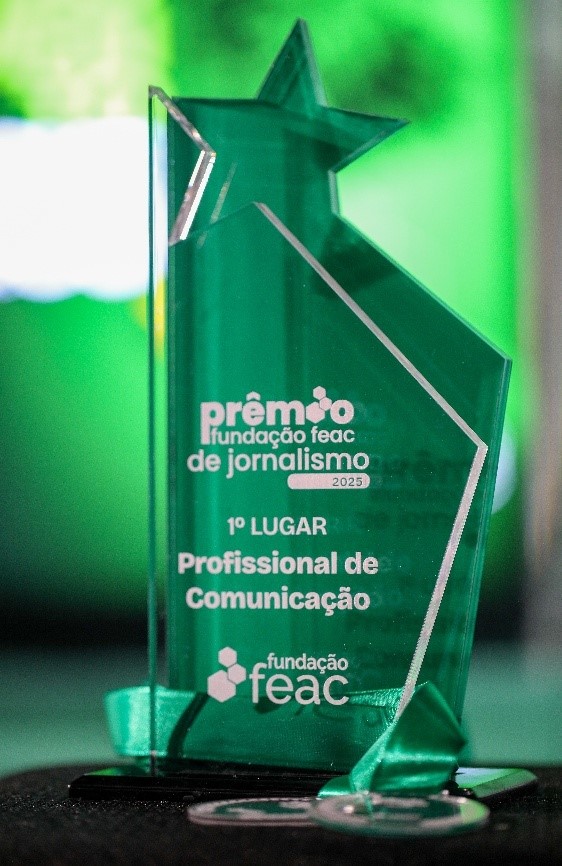 Troféu entregue aos vencedores do Prêmio Fundação FEAC de Jornalismo 2025 na categoria Profissional de Comunicação. Crédito: Ricardo Lima