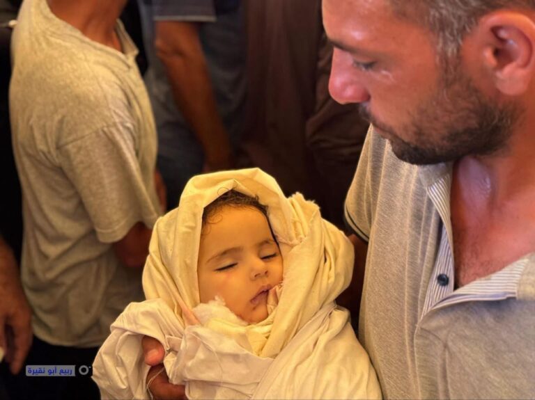 Funeral de bebê de um ano morta em Gaza em 1 de julho (foto: reprodução/X)