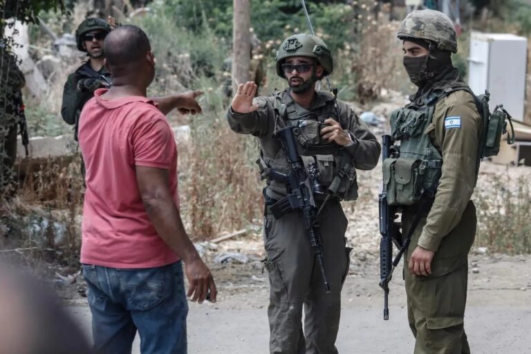 No campo de refugiados de Tulkarm, soldados israelenses discutem com palestino deslocado, em 21 de junho de 2026 (foto: Aseel Mafarjeh)
