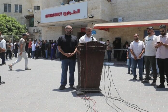 Mohammed al-Farra apresenta sua renúncia oficial e anuncia a dissolução do governo civil do Hamas (foto: Moiz Salhi/Anadolu)