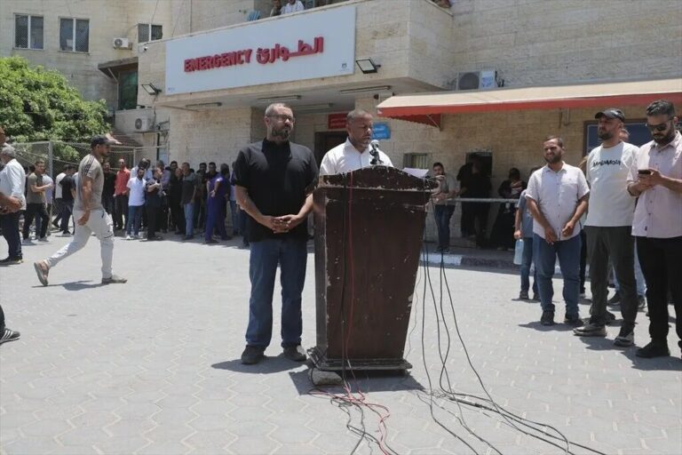 Mohammed al-Farra apresenta sua renúncia oficial e anuncia a dissolução do governo civil do Hamas (foto: Moiz Salhi/Anadolu)