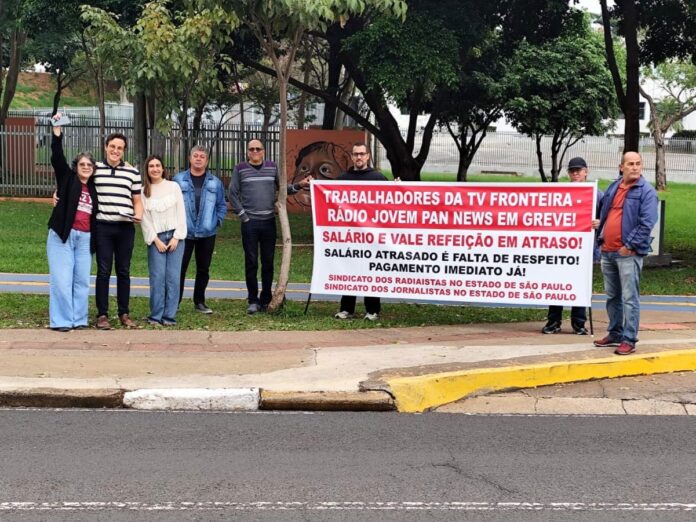 Dirigentes dos sindicatos dos jornallistas e radialistas no ato em defesa dos empregos dos trabalhadores do Grupo Paulo Lima.