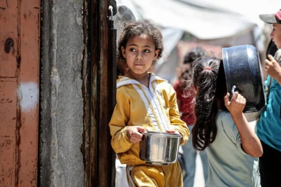 Meninas aguardam distribuição de alimentos na Cidade de Gaza, em 7 de junho de 2026 (foto: Agência Anadolu)