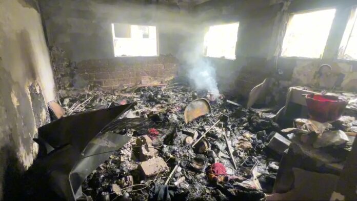 Casa da família Al-Masri após ser bombardeada por Israel, que matou um casal e seus quatro filhos enquanto dormiam, em 21 de julho (captura de tela de vídeo: Abdel Qader Sabbah)